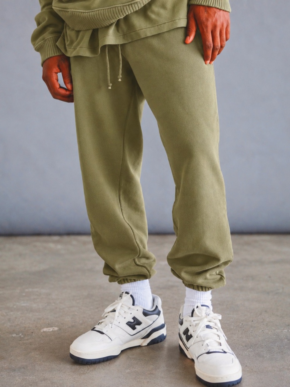 Elwood Core Sweatpant Jogger Vintage Olive Green Size Medium Unisex NWT